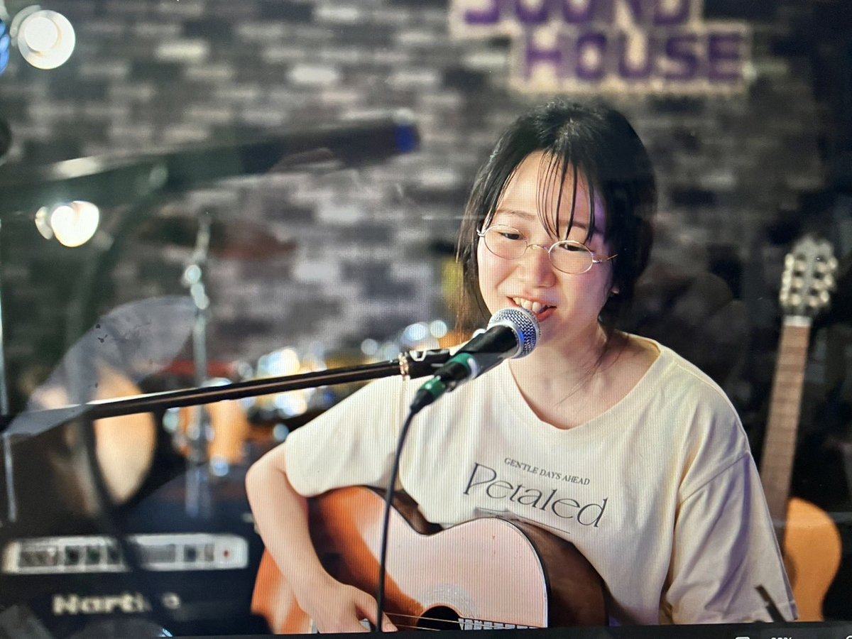 Supica_official's tweet photo. 2026.7.19sun☀️

先週、飯館のクマカフェさんで
子ども同伴音楽会に
娘と一緒に参加させていただきました◎

最近できた「種」という曲を
娘が一緒に歌いたいと言ってくれて
この日は初めてステージでの共演となりました🌱

あたたかく見守ってくださりありがとうございました🧚🏻‍♀️🌳 https://t.co/z3ngY1Dupw