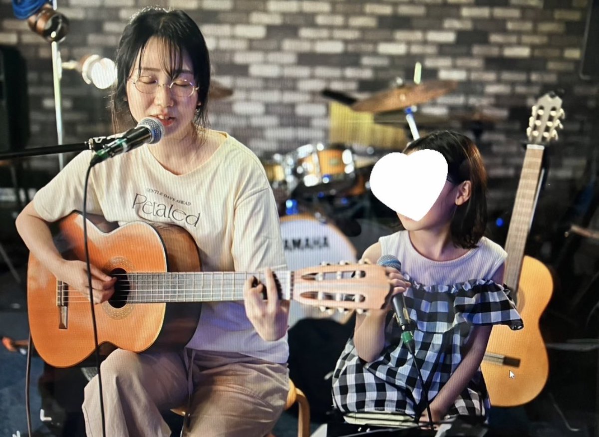 Supica_official's tweet photo. 2026.7.19sun☀️

先週、飯館のクマカフェさんで
子ども同伴音楽会に
娘と一緒に参加させていただきました◎

最近できた「種」という曲を
娘が一緒に歌いたいと言ってくれて
この日は初めてステージでの共演となりました🌱

あたたかく見守ってくださりありがとうございました🧚🏻‍♀️🌳 https://t.co/z3ngY1Dupw