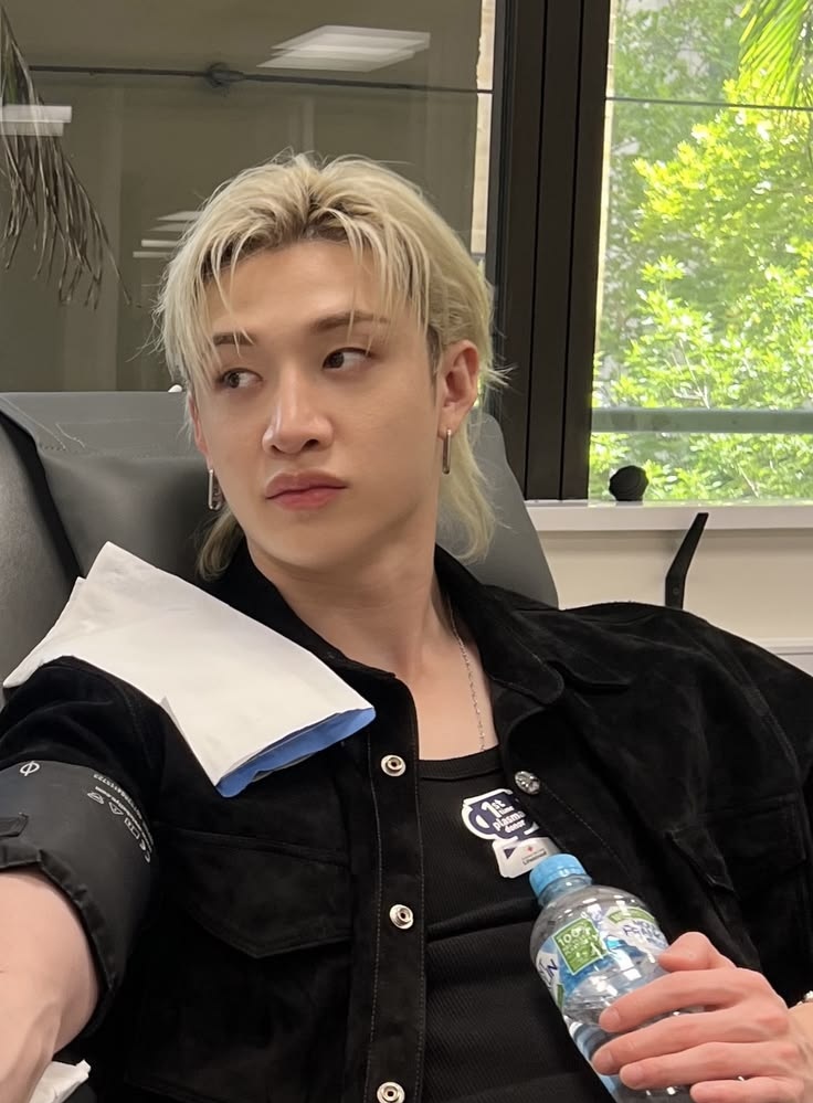 hyunamelips's tweet photo. Queria saber quem eh esse mano me olhando 

 #StaySelcaDay #SSD #StrayKids #스트레이키즈 #방찬 @Stray_Kids #bangchan https://t.co/wPsplIc8HV