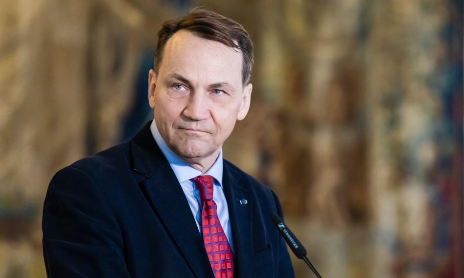 cuprwarszawa's tweet photo. 🇵🇱💢 Kompromitacja policji i Sikorskiego! Miało być o Ukraińca – a chodziło o Hindusa. Sikorski już strofował Polaków, Sybiha dziękował. A prawda? Żaden Ukrainiec nie był zaczepiany. #Sikorski #Policja #Kompromitacja #Prawda #Polska https://t.co/00QeHvLlmx