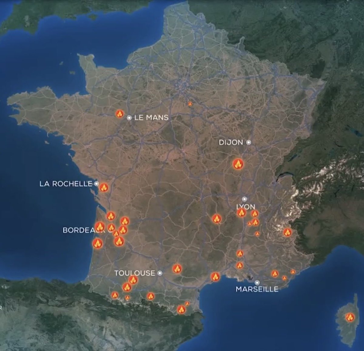 Brevesdepresse's tweet photo. 🔴🇫🇷FLASH - 32 #incendies ont lieu actuellement en France et 50 000 hectares de végétation ont brûlés depuis le début de l’année, dont 19 000 rien qu’en #Gironde ces 60 dernières heures. Dans ce secteur, le feu se dirige désormais vers la métropole bordelaise. (autorités) https://t.co/cNf2DH3Br3