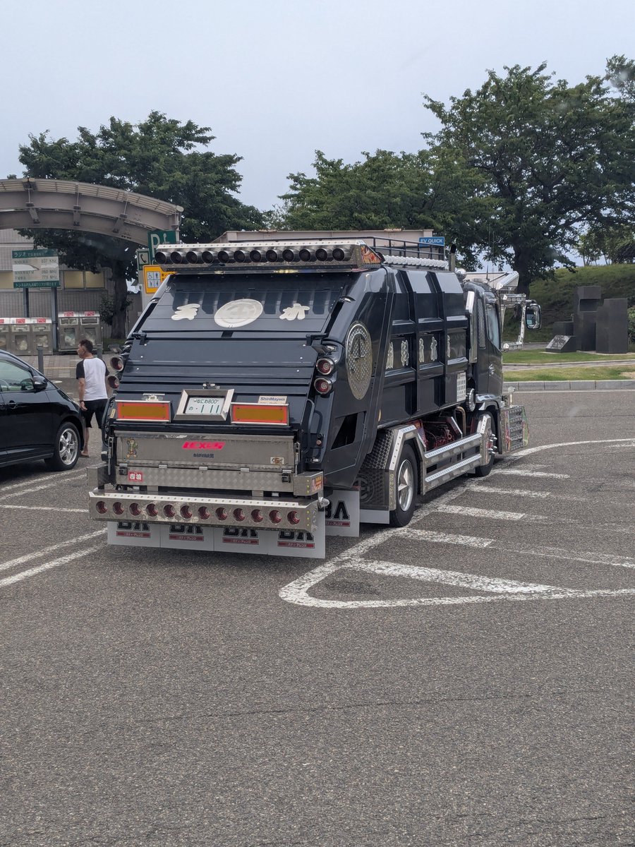 fuzita_T1000's tweet photo. 起きてカーテン開けたら目の前にとんでもないパッカー車が居て盗撮しちゃった。
今日なんかイベントあるの？ https://t.co/kxqQ47jsgR