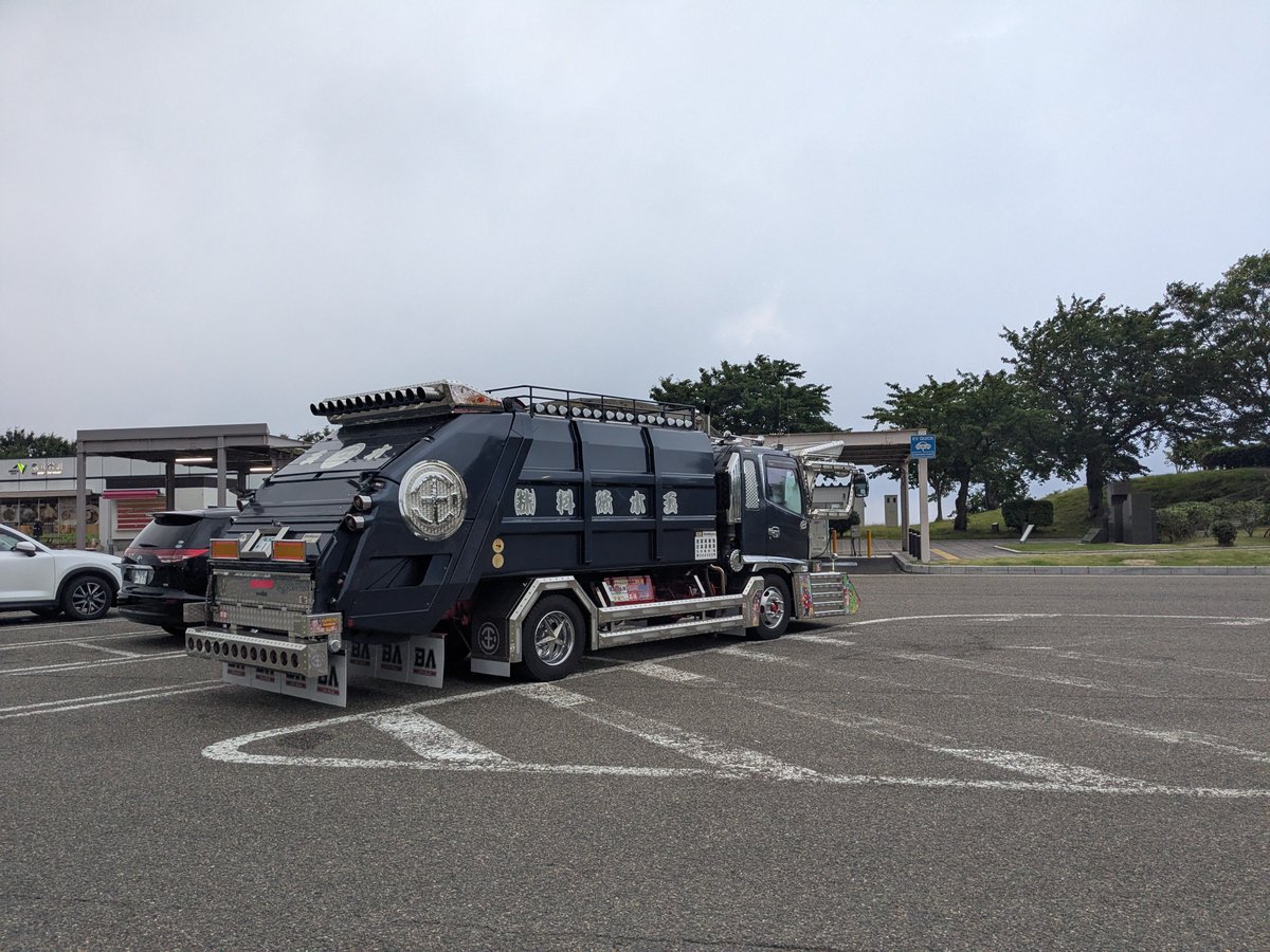 fuzita_T1000's tweet photo. 起きてカーテン開けたら目の前にとんでもないパッカー車が居て盗撮しちゃった。
今日なんかイベントあるの？ https://t.co/kxqQ47jsgR