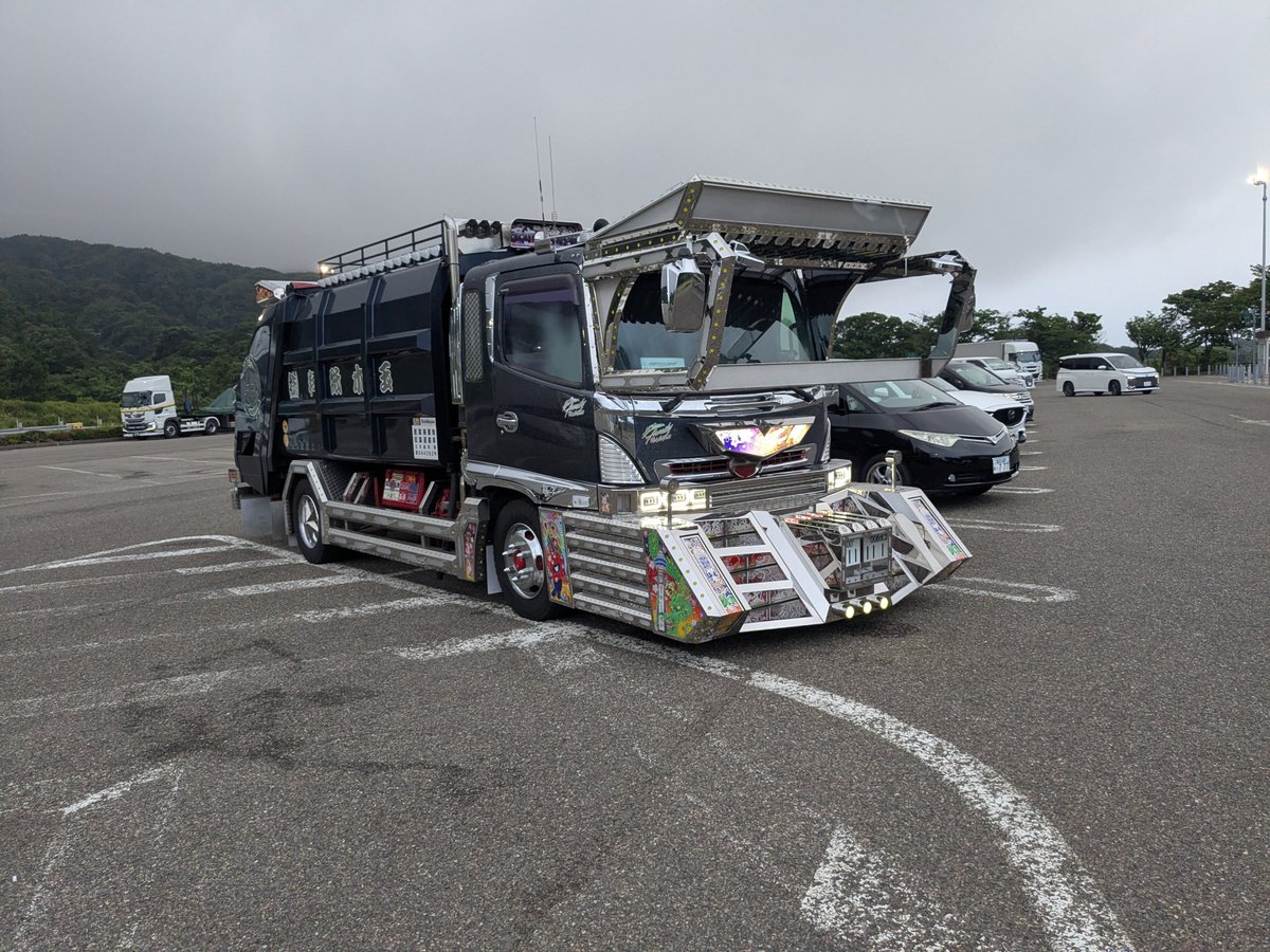 fuzita_T1000's tweet photo. 起きてカーテン開けたら目の前にとんでもないパッカー車が居て盗撮しちゃった。
今日なんかイベントあるの？ https://t.co/kxqQ47jsgR