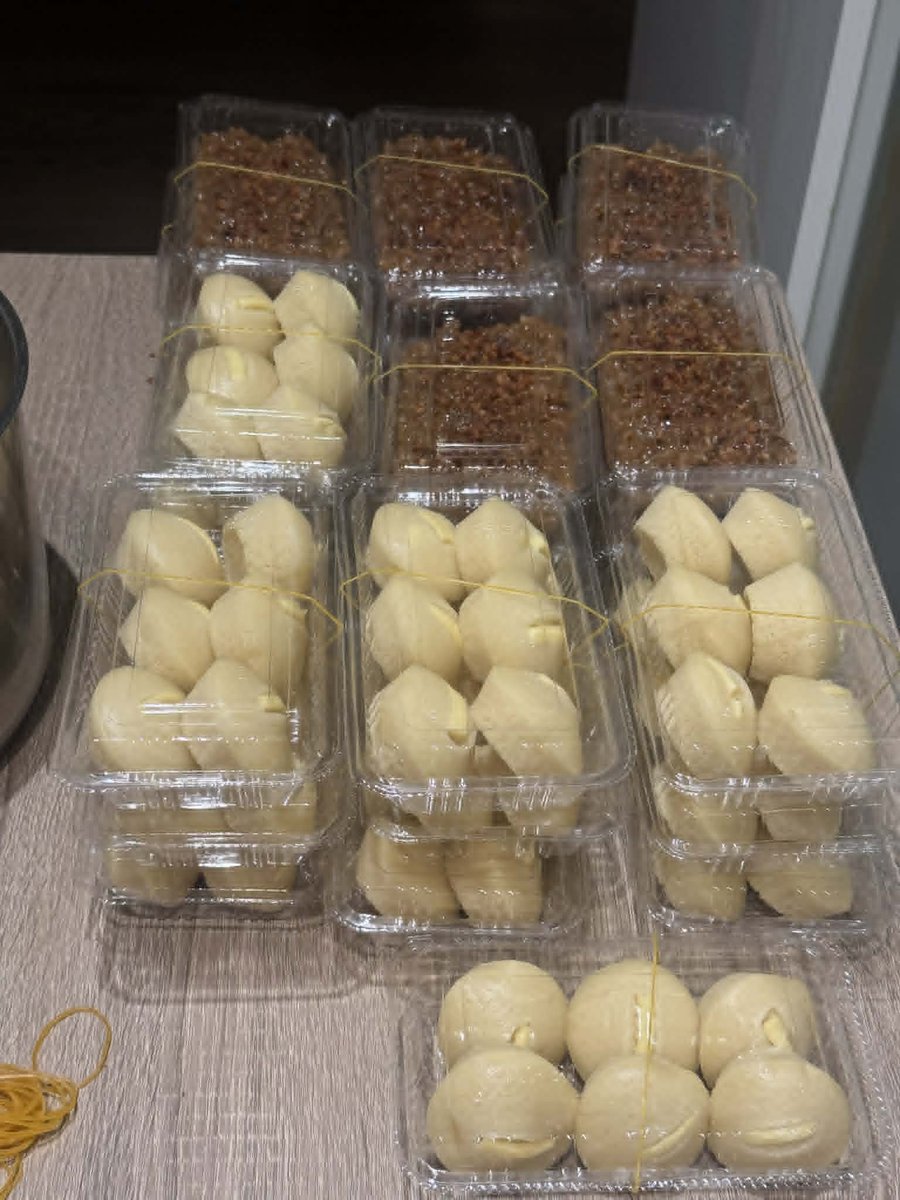 GenQuimba's tweet photo. Hi friends! Do you know what these are? It's my Puto Cheese (cream-colored) and Biko (brown) that I sold this morning! 🇵🇭✨ Two very popular rice-based Philippine snacks. Want to try some? Hehe! 😋
#PutoCheese #Biko #Kakanin #FilipinoSnacks #FoodBusiness #OFW #HongKong #Homemade https://t.co/6xzj9UNPhI