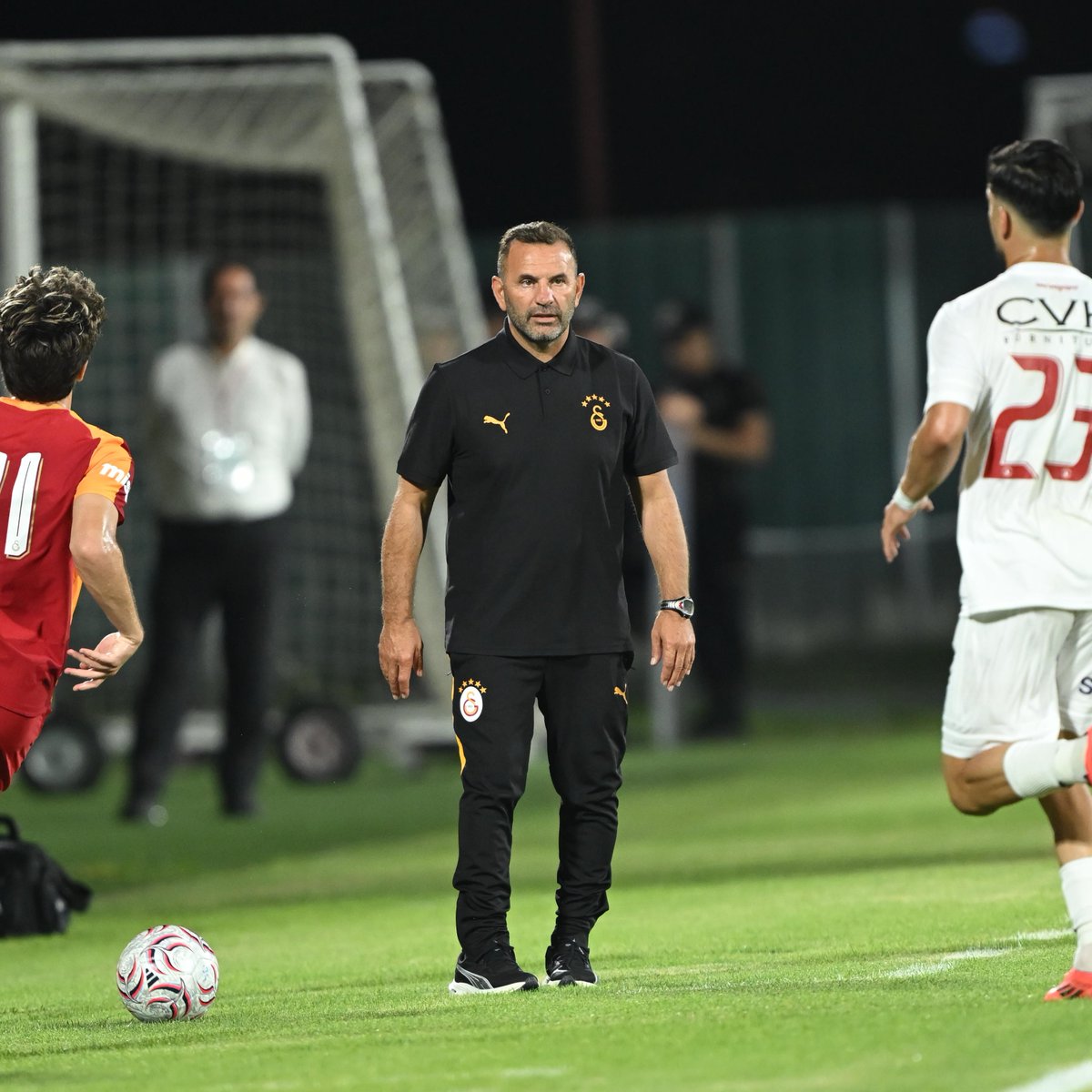 demarkesports's tweet photo. Okan Buruk: "Büyük ihtimalle böyle bir ilk 11'le başka bir maça çıkmayız. Birçok oyuncu bizle beraber olmayacak. Çok ölçü alabileceğimiz bir maç değil. Tam kadro çıkmak farklı bir şey. Bugün oynayan birçok oyuncu belki bizimle yer almayacak veya daha az süre alacak. Dolayısıyla bu tarz maçları en az hasarla geçmemiz gereken maçlar olarak görüyorum."