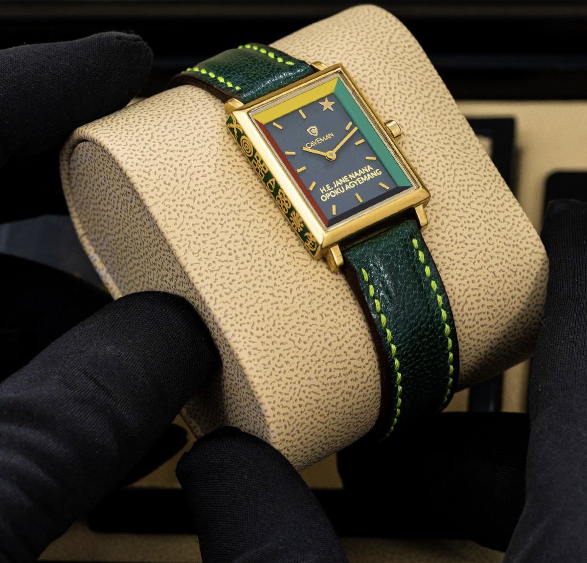 cdrafrica's tweet photo. 🇬🇭 Ghanaian luxury watch brand Caveman Watches creates a one-of-one masterpiece for Ghana’s first female Vice President, Prof. Naana Jane Opoku-Agyemang.

The Retro Loom celebrates Ghanaian craftsmanship, heritage, and excellence. https://t.co/o6srmm3wqh