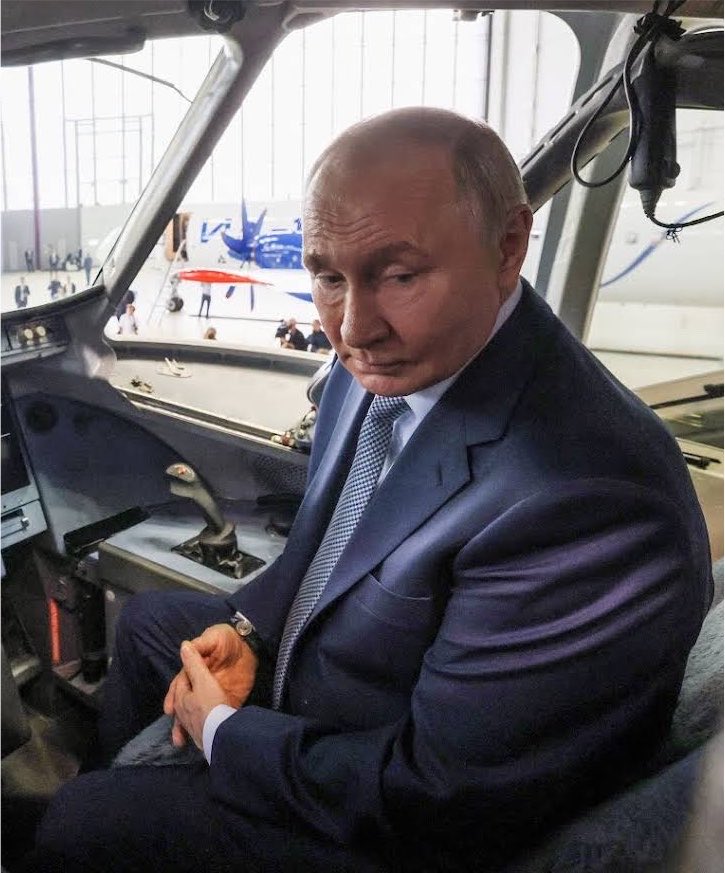 NashaCanada's tweet photo. Выживший из ума дед ждет, когда этот кусок дерьма, слепленный рукожопыми мастерами, взлетит на воздух🤣 https://t.co/HqiS2dqFzg