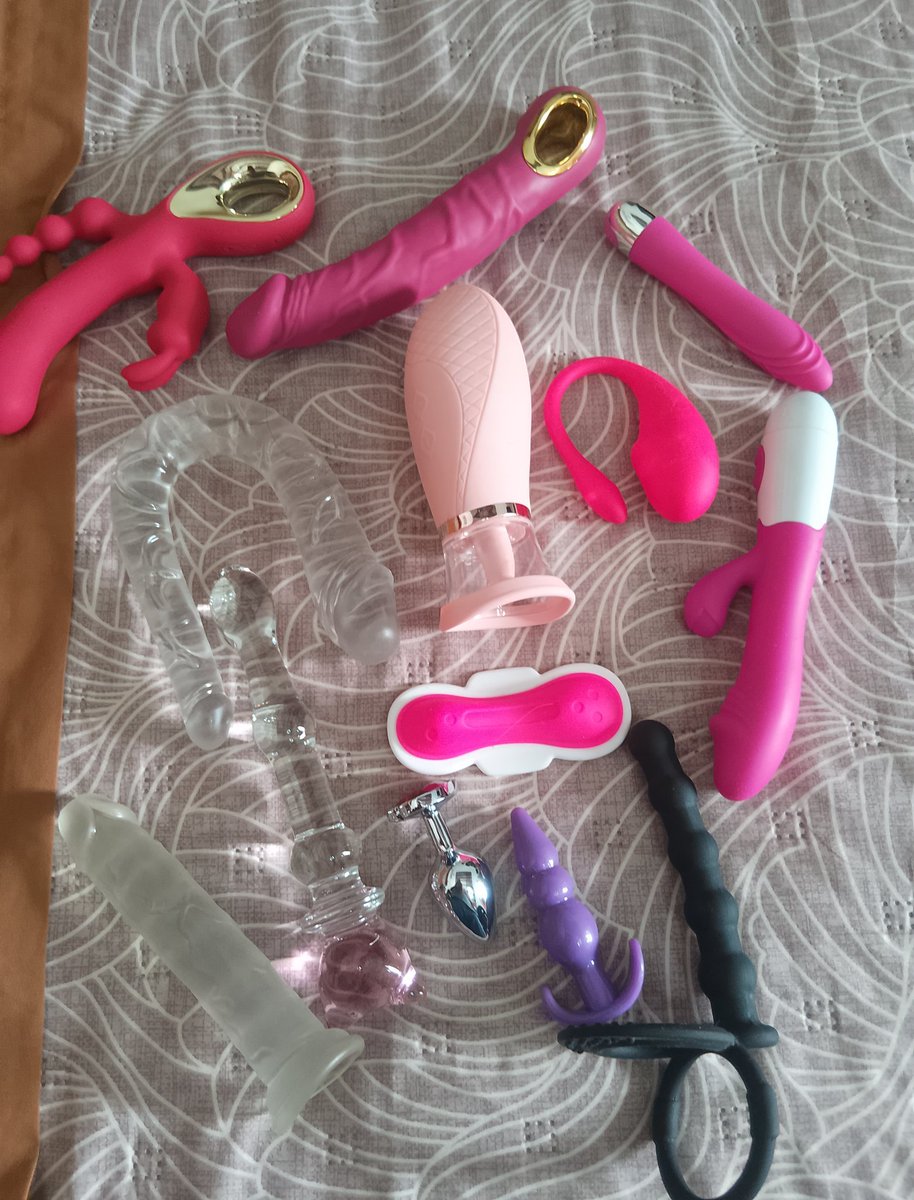 Fusiondeamor's tweet photo. @DISCRETOANONIMU Con un juguete y mi colección de juguetes https://t.co/rpSc2TkYuN