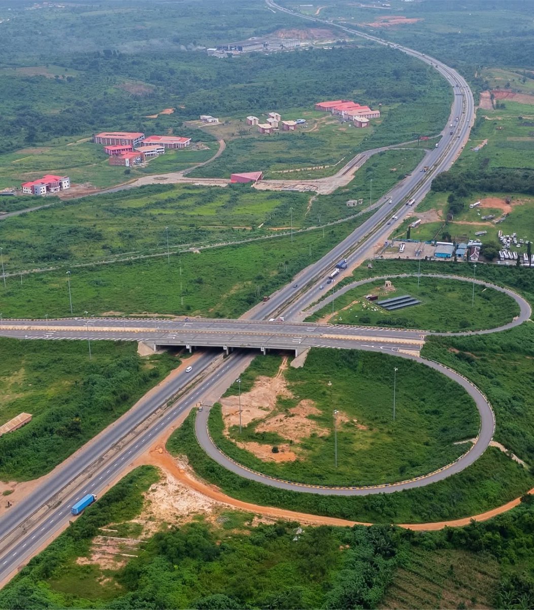 KINGIIING's tweet photo. This particular Dey always burst my head 

If you think Seyi Makinde have not done anything in oyo state dem suppose carry u go psychiatric hospital for check up 

Seyi Makinde 🫡  u no be their mate 💯🫰🏿 https://t.co/o524M2qJSH