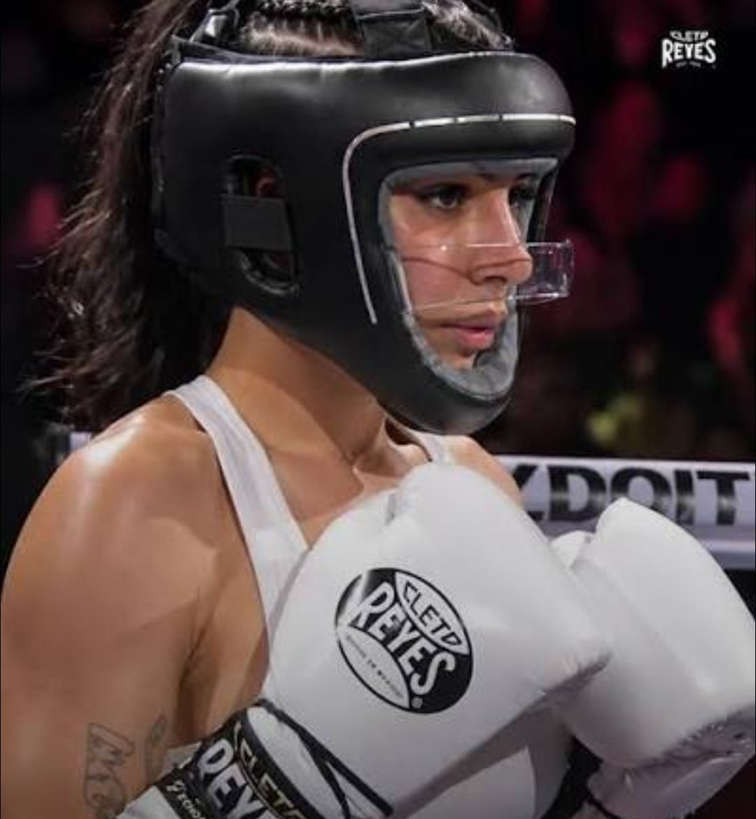 rubqckity's tweet photo. roro habla de este casco, y definitivamente NO ES LO MISMO, no me jodas https://t.co/KJ9Noeo90J