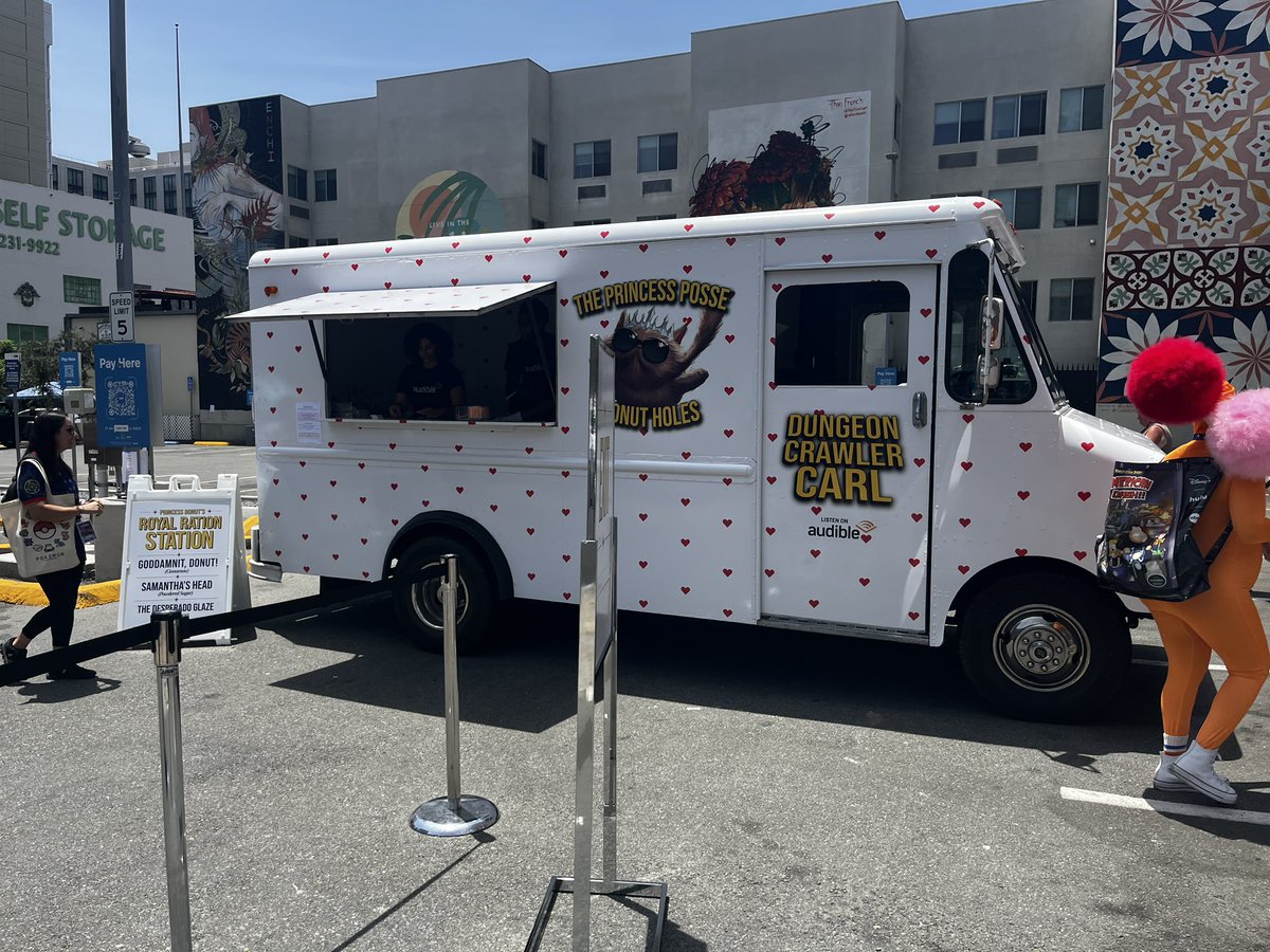 Outside Comic Con tweet media