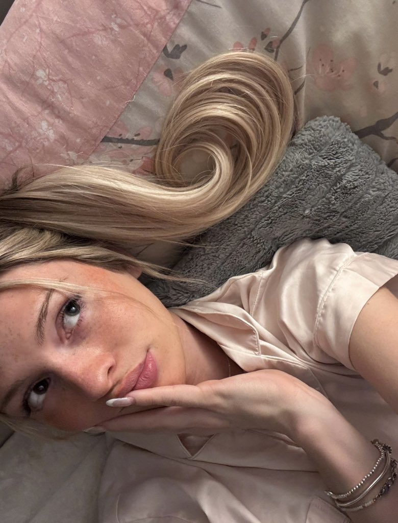 AdrianaFeetFr's tweet photo. J’obtient ce que je veux quand je veux rien qu’avec mon visage d’ange ou mes pieds !

Toi tu as le cerveau complètement retourner étant donné que tu es complètement soumis à moi 😘

#feet #feetfetısh #feetworshi̇p #feet_pic #feetandfindom https://t.co/q8AlDcLTCW