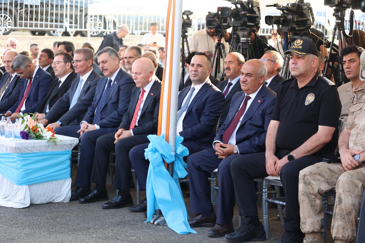 Emrullahakpunar's tweet photo. Aziziye’miz için aşkla, şevkle ve büyük bir heyecanla ürettiğimiz projelerimizin Toplu Açılış Töreni’ni adeta bir bayram şöleni coşkusuyla gerçekleştirdik. https://t.co/uWlw2kO78X