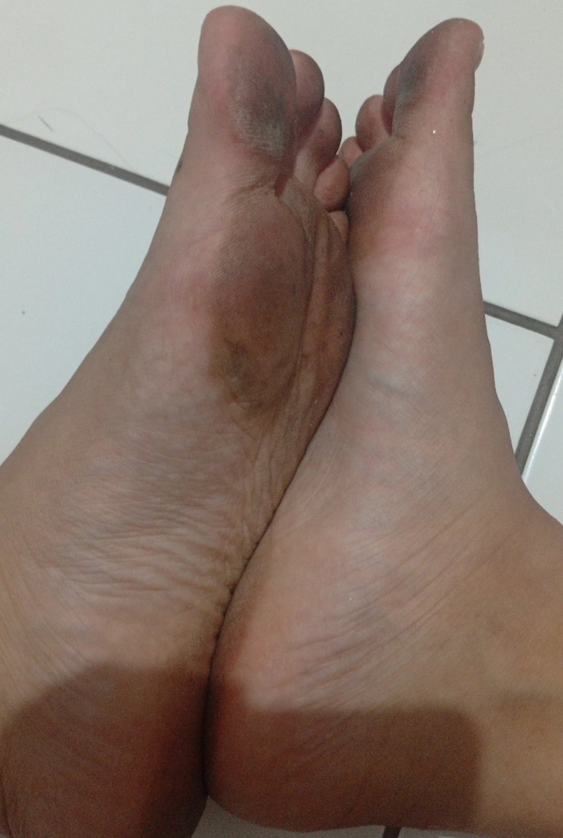 goddesisis_'s tweet photo. Olhe pra dentro de si e perceba que até a sujeira encrustada nas minhas solas são superiores a você. Se renda perante elas. Perca o seu dinheiro e o resto de dignidade
Se humilhe para vê-las mais de perto.❤️‍🔥

#dirtyfeet #nsfwtwtًً #capacho cuck corno #findom finsub domme pezinhos https://t.co/eCyMMEkqMA