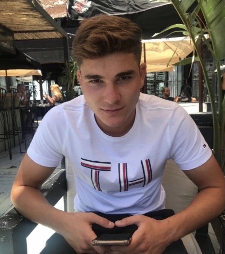 popstorrie's tweet photo. AU julienzo

“besar, casar o matar”

Julián tenía en claro su respuesta: Besar a Foden, casarse con Lean, y matar a Enzo. Pero no contaba con que mandase dicha respuesta en el grupo equivocado, donde no solo estaban todos sus compañeros, sino también los tres chicos que eligió. https://t.co/lxK4ZVTRgK