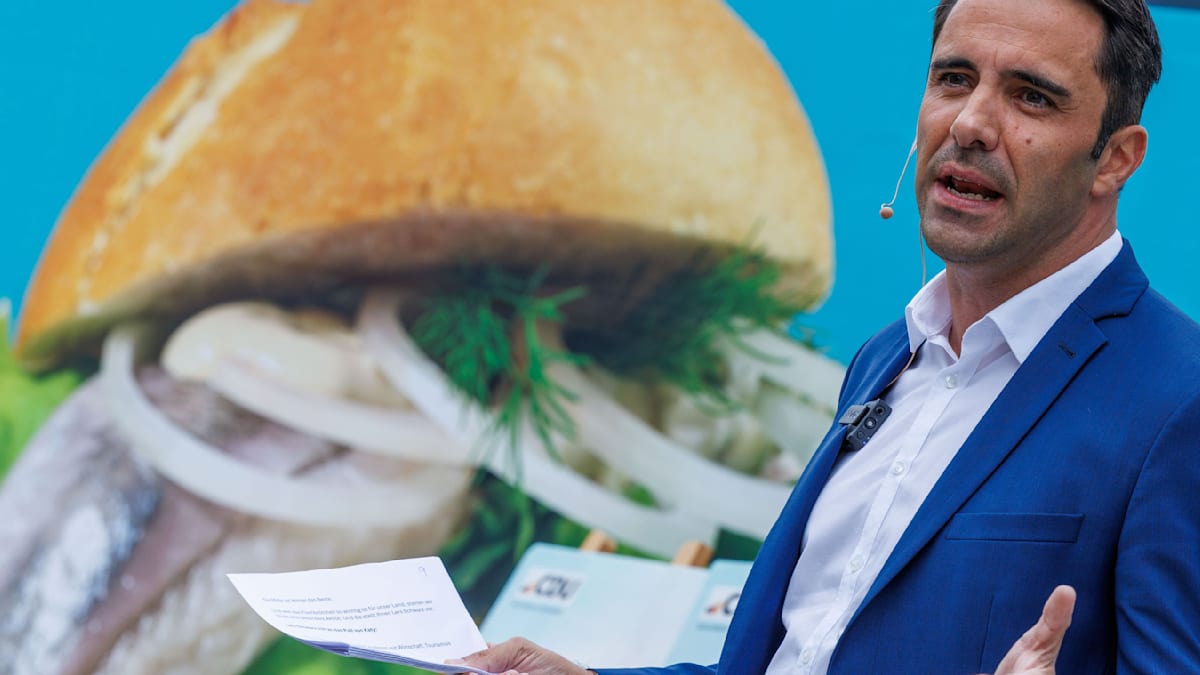 welt's tweet photo. „Offene Bankrotterklärung“ – Spott für Fischbrötchen-Kampagne der CDU https://t.co/xN1LloqCDo https://t.co/AReRMFkcTD