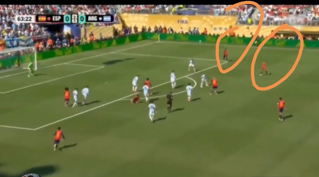 Jose_Mdc's tweet photo. @Nicoaguero18 Que vision más corta, se abre porque entra un jugador de España desde atrás si ves el video completo y el otro jugador cubre al extremo... Hay que ver fútbol no solo ver Argentina. Lo hizo bien el defensa ahí pero o venía por un sitio o por otro, es lo que tiene tener la posesión https://t.co/Wt1A2EmGL5