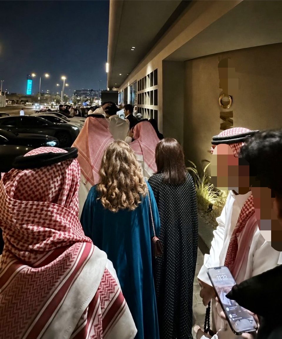 Tutuvvb's tweet photo. خطيب صديقتي طلب منها ترسل له صورة وهي طالعة أول ما شاف الصورة فسخ الخطبة ؟ وش السبب ؟!! https://t.co/TUxIGTpXd8