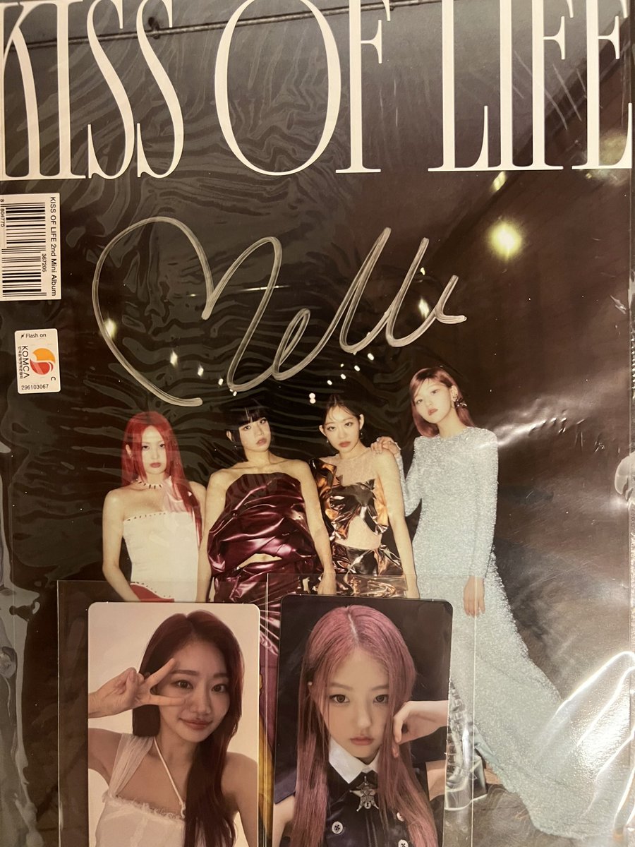 gamjadongo3o's tweet photo. Wts signed kiof albums with full inclusions. Kiss of life born to be xx 35€, lose yourself 45€. 75€ together. Lose yourself has belle’s hello82 photocard. Price is negotiable, within reason https://t.co/6ryY0d6grK