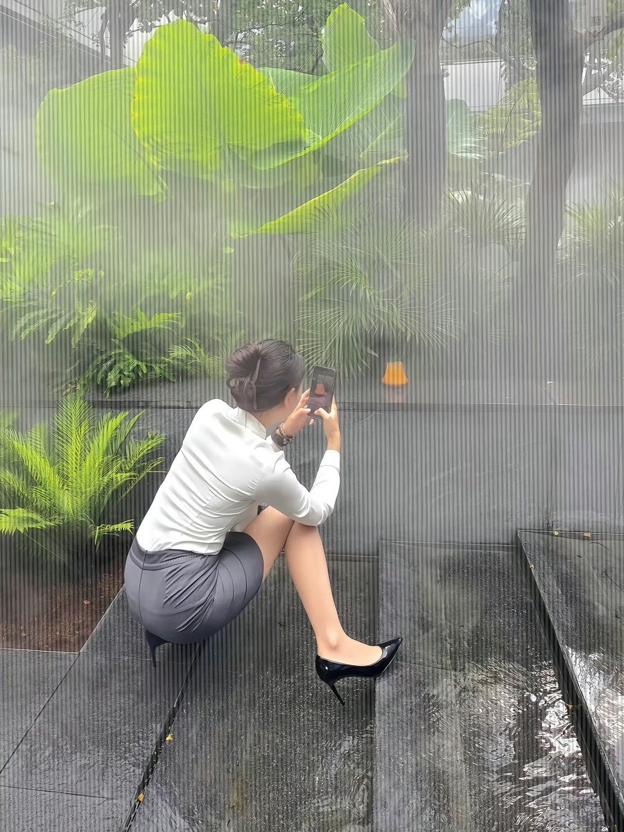 LisaAll1754867's tweet photo. Today I got lost looking for a new coffee shop, but ended up finding a stray cat that curled up with me for 20 mins. Small, warm surprises hit different.， https://t.co/xzu5UyzPT3