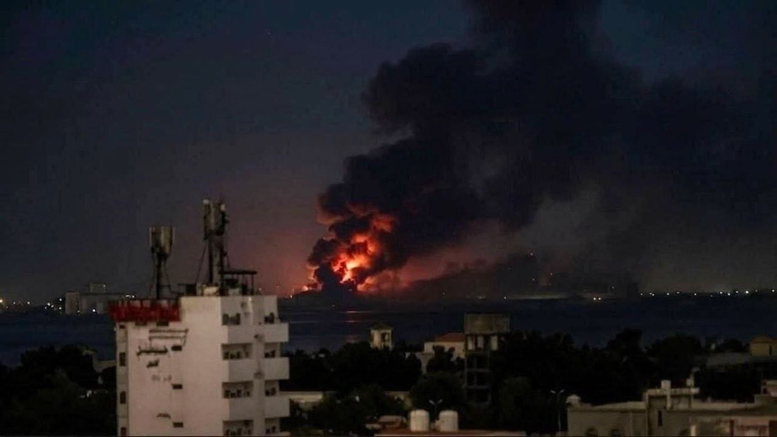 HormuzLetter's tweet photo. BREAKING: Large fire burning at the port of Hodeidah, Yemen, following Saudi Arabia airstrikes minutes ago. https://t.co/TSO0S06ng2