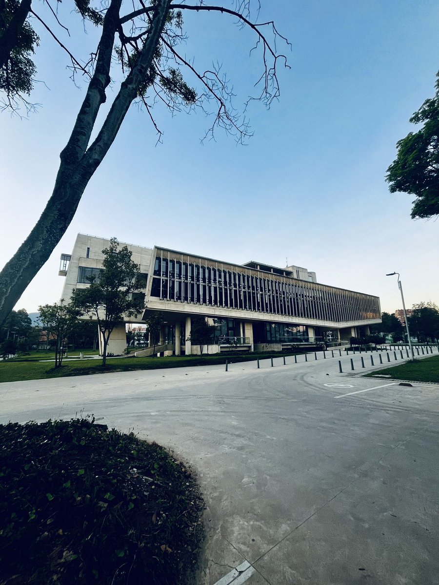 CamiloGarciaMD's tweet photo. La @UNALOficial es uno de los claustros académicos más hermosos que he visitado, es increíble la energía de su comunidad universitaria y la belleza que irradia todos sus espacios. https://t.co/RBMmblM3R8