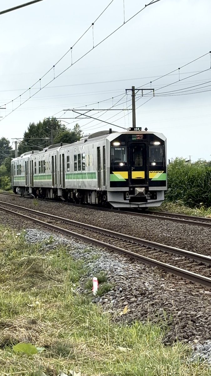 dV1QTBk5Qhy8QHi's tweet photo. (3両編成)滝川4丁目踏切を通過する旭川行き普通列車921D［JR北海道/函館本線］ #JR北海道 #函館本線 #DECMO #H100 #普通列車 https://t.co/n7daqJy3QW @YouTubeより https://t.co/IxQQptHWiB