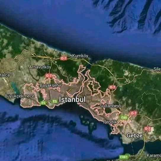 LunaGitana0333's tweet photo. 15 datos curiosos sobre Estambul que quizás no conozcas:  
1 - Estambul, antes conocida como Bizancio y Constantinopla, es la ciudad más grande de Turquía y su principal centro económico, cultural e histórico.  

2 -Esta metrópoli única se extiende por dos continentes: 
 Europa y Asia, separados por el impresionante estrecho del Bósforo.  

3 -La Hagia Sophia, que empezó como catedral ortodoxa, se convirtió en mezquita otomana.
  Fue museo durante décadas y desde 2020 volvió a ser una mezquita activa.
 Es uno de los monumentos más icónicos del mundo y forma parte del Patrimonio de la Humanidad por la UNESCO.  

4 -La Mezquita Azul destaca por sus miles de azulejos azules y sus seis minaretes, un detalle que generó polémica en su época porque igualaba al número de la Mezquita del Profeta en Medina.  

5 -Estambul fue capital de tres grandes imperios: 
 El romano (tardío), el bizantino y el otomano.  

6 -El Gran Bazar es uno de los mercados cubiertos más antiguos y grandes del planeta, con más de 4.000 tiendas repartidas en 61 calles techadas.  

7 -El Palacio de Topkapi, antigua residencia de los sultanes otomanos, hoy es un museo que alberga tesoros impresionantes del Imperio Otomano, como joyas, armas y el famoso harén.  

8 -La Torre Galata, con sus vistas panorámicas espectaculares de la ciudad, data de la época de la colonia genovesa medieval (siglo XIV).  

9 -Estambul es un paraíso de la comida callejera:  
 Prueba el simit (pan con sésamo en forma de aro), el döner kebab jugoso o el dulce baklava,imposible resistirse.  

10 -El puente del Bósforo (oficialmente 15 Temmuz Şehitler Köprüsü) es uno de los tres puentes colgantes que cruzan el estrecho, uniendo las partes europea y asiática de la ciudad.  

11 -La Cisterna de la Basílica es un antiguo depósito subterráneo de agua bizantino, con columnas impresionantes y un ambiente misterioso bajo las calles de Estambul.  

12 -La Plaza Taksim es el corazón cultural y político moderno, conectada por la vibrante Avenida İstiklal, llena de tiendas, cafés y vida nocturna.  

13 -La riqueza cultural de Estambul brilla en su música tradicional, danzas folclóricas y los emblemáticos derviches giratorios (mevlevíes), que giran en trance místico.  

14 -El skyline moderno de la ciudad impresiona con rascacielos, hoteles de lujo y arquitectura contemporánea, especialmente en el distrito financiero de Levent.  

15 -Moverse por Estambul es fácil gracias a su variado transporte público: 
 Autobuses, tranvías, metro, funiculares y, sobre todo, los ferries por el Bósforo que ofrecen vistas increíbles.