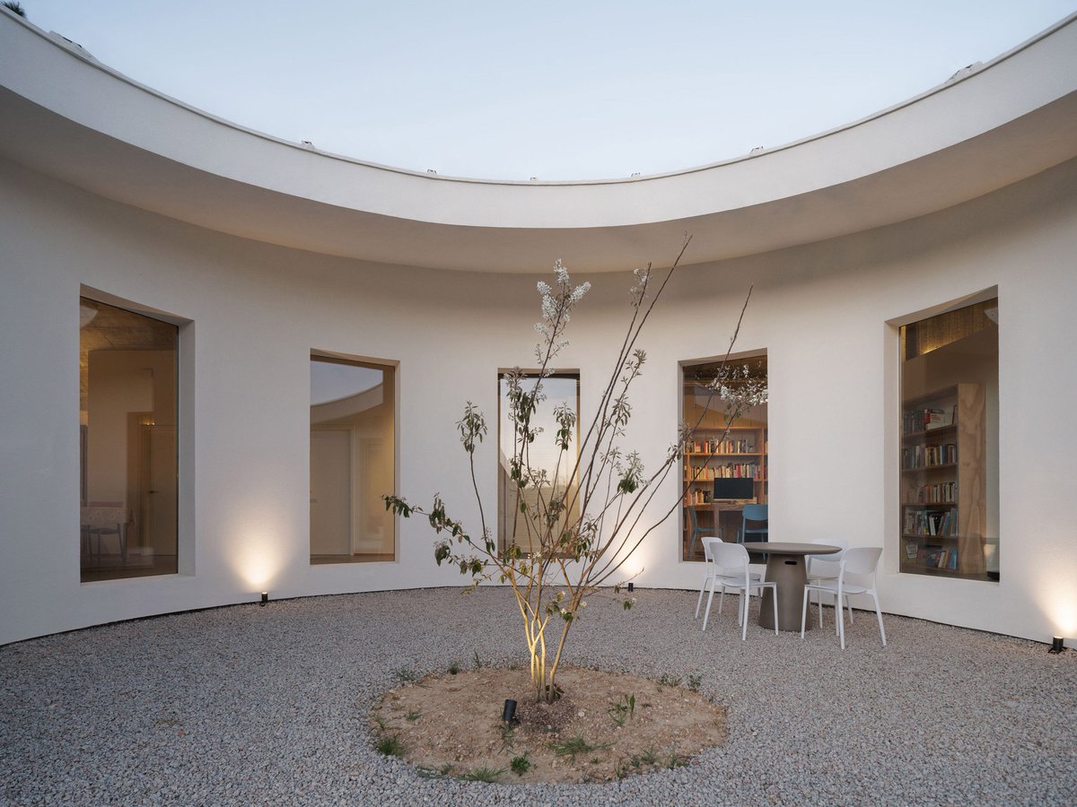arqcommx's tweet photo. Cecebre House, en Galicia, España, creada por SINALDABA, convierte tradición rural en innovación: un volumen blanco con patio central, orientación solar estratégica y soluciones que protegen del viento atlántico. Un proyecto donde terreno, luz y construcción trabajan juntos. https://t.co/BF5SCD8btb