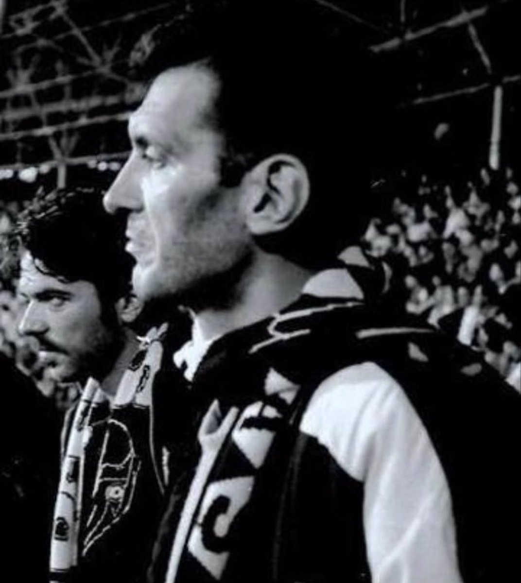 ikidirekarasi's tweet photo. Bu Alemin en fiyakalı abisiydin sen stadın önünde kalanları Tribüne sokmak için saatlerce bekler kimseyide dışarda bırakmazdın.. 

Bugünler de yokluğunu daha çok hissediyoruz, ruhun şad mekanın cennet olsun 🙏

Seni çok özledik Optik Ağabey ! 

#MehmetIşıklar 
#OptikBaşkan https://t.co/EUMlL5Enao