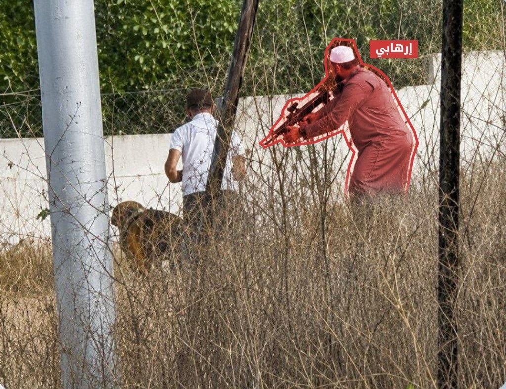 YosephHaddad's tweet photo. המחבל הרוצח היום בפיגוע ליד חוות גלעד הוא פארוק עדנאן עלי רמצ'אן, והוא היה למעשה השייח של הכפר תל ליד שכם.
כן, הוא נחשב ל"איש דת". ברשתות הערביות עוד מהללים אותו על כך...
זה איש דת? הוא מבזה את הדת. כל מוסלמי אמיתי צריך לגנות ולהתנער ממנו. בן אדם (יותר נכון חלאת אדם) שלוקח נשק ויורה באחרים הוא שייח?! זה מחבל ��לוב ומגעיל!
מי שמהלל אותו ורואה בו איש דת הוא רק מי שאין לו כבוד לאלוהים, מי שהדת האמיתית שלו היא ג'יהאד, טרור ושנאה- מי שמקדש מוות.
כמה טוב שהוא חוסל ושהוא נשרף עכשיו בגיהנום!