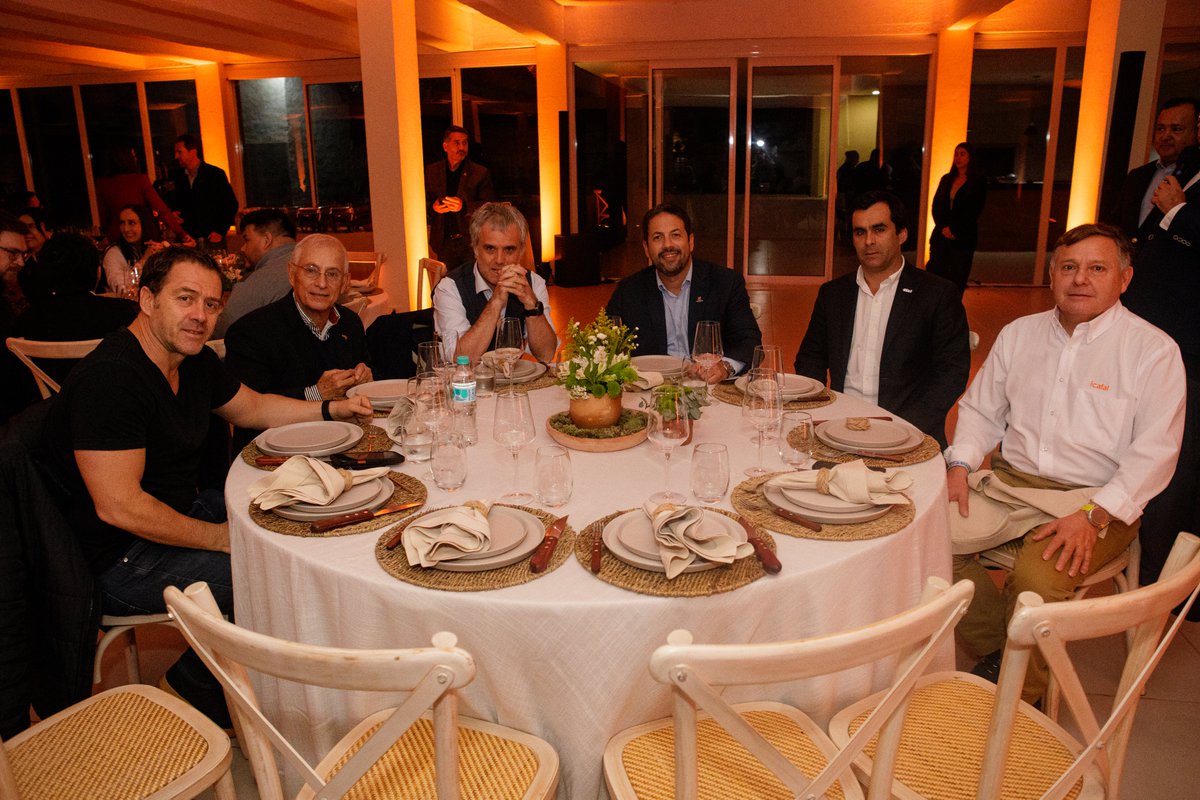 capaco_oficial's tweet photo. En el marco de la visita de la delegación de empresarios de la Cámara Chilena de la Construcción, la Cámara Paraguaya de la Industria de la Construcción (CAPACO) ofreció una cena de camaradería, un espacio pensado para seguir fortaleciendo el relacionamiento entre ambos gremios y promover nuevas oportunidades de colaboración. (1/2)