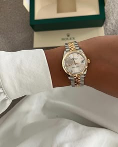 SR0D4JVkKB's tweet photo. Exclusive golden rotor spinning on your wrist https://t.co/EKSb28Goo5