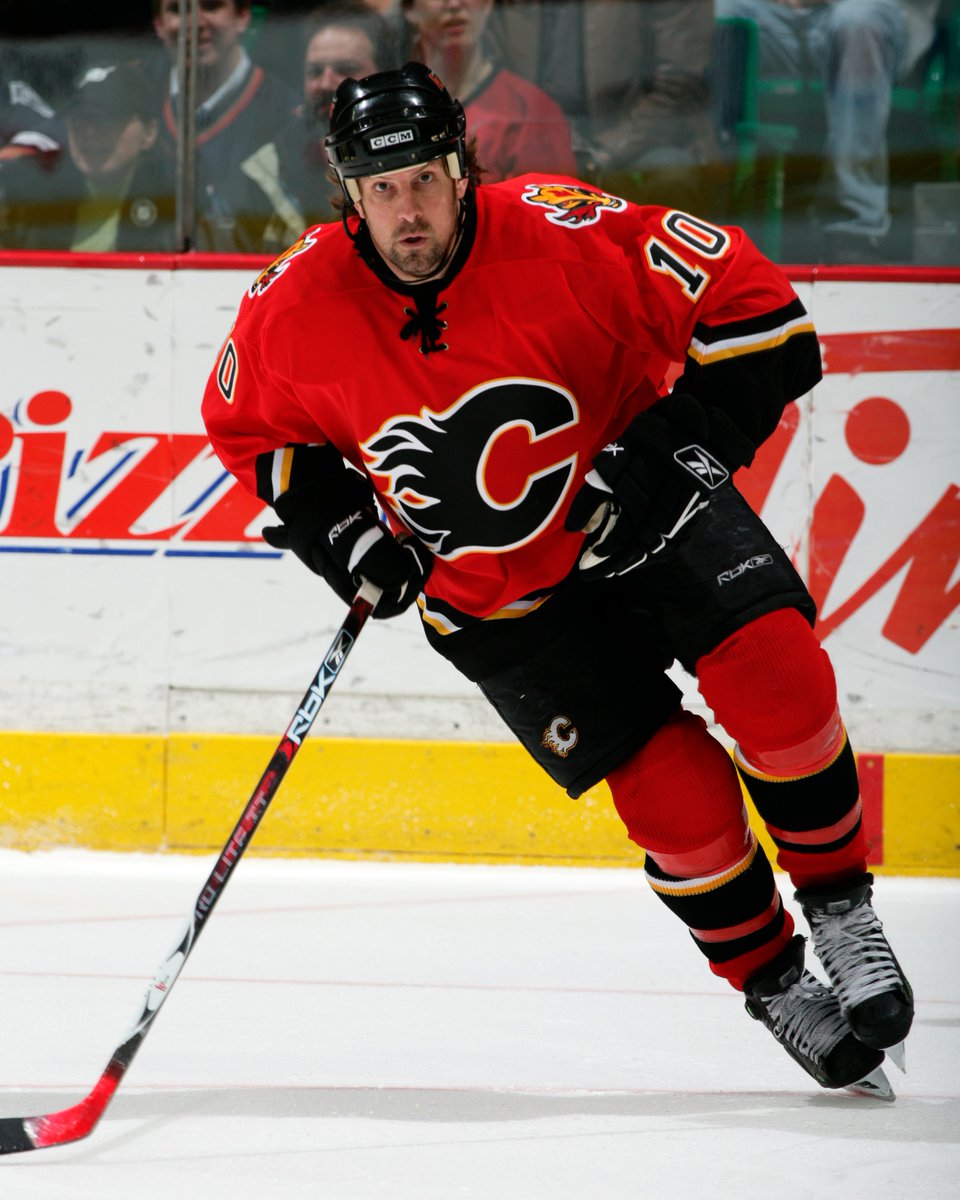 AlumniFlames's tweet photo. Happy 56th birthday, Tony Amonte!  

The forward played in 161 games with the #Flames, posting 24 goals and 72 points! After retiring from playing, he stayed in hockey as a head coach at Thayer Academy and most recently as a scout with the Florida Panthers! https://t.co/eB9rZyKbBv