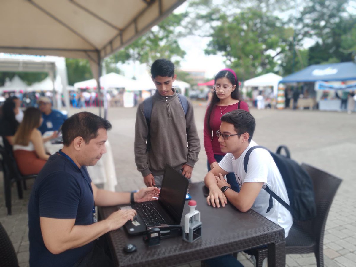 MiguelE_SRI's tweet photo. #SRIzonal7
¡El #SRIElOro en el terreno universitario!
Estudiantes de Comercio Exterior de la #UTMACH contaron con la #BrigadaMóvilSRI durante su feria de proyectos de fin de semestre.
Trámites y asesoría gratuitos para conectar el conocimiento académico con la práctica. https://t.co/5FGKHmgWH8