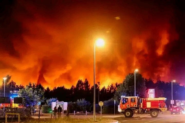 RLongidimo's tweet photo. 🚨🚨🚨🚨🔵 Flash : la France appelle à l’aide face aux feux en gironde, La france a activé le mécanisme de protection civile de l’union européenne face à l’incendie hors norme qui ravage la gironde depuis mercredi. selon la préfecture, 12 500 hectares de forêt ont déjà brûlé à saumos et le feu reste incontrôlable. l’évacuation totale a été ordonnée dans la nuit pour le porge et la presqu’île du cap ferret, portant à 44 000 le nombre de personnes évacuées en deux jours. au moins 80 maisons ont été touchées ou détruites. des renforts aériens allemands sont déjà arrivés pour aider les 1 000 pompiers mobilisés.  

Image d'illustration ⚠️⤵️⤵️⤵️⤵️