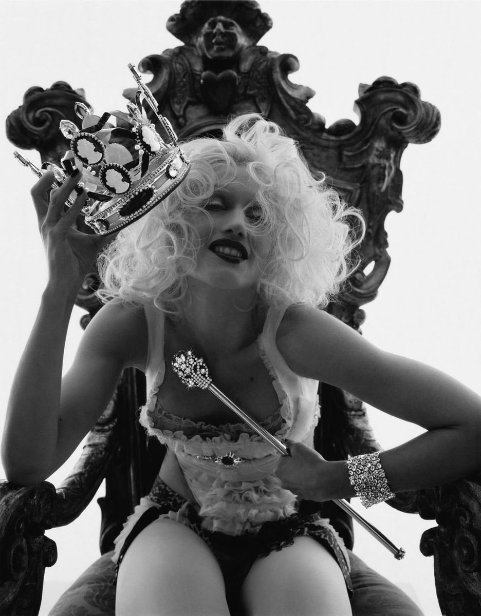notgwendalupe's tweet photo. gwen stefani, 2004 https://t.co/SoeyJe7Pab