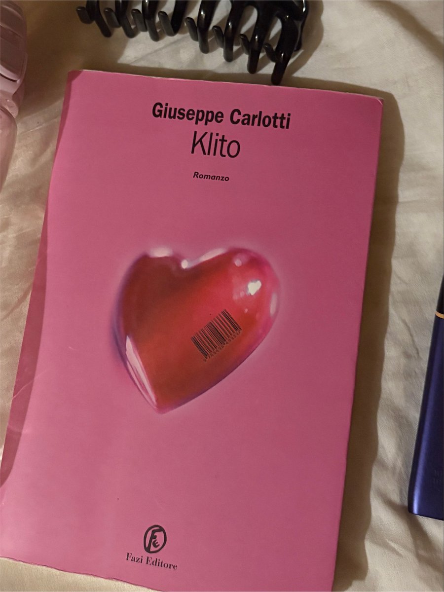 artverooo's tweet photo. stavo camminando verso casa e mi sono fermata ad una bancarella che vende libri a poco prezzo… ho visto la copertina di questo libro e mi è piaciuta molto, e poi l’ho aperto … https://t.co/EJk1EcxSar