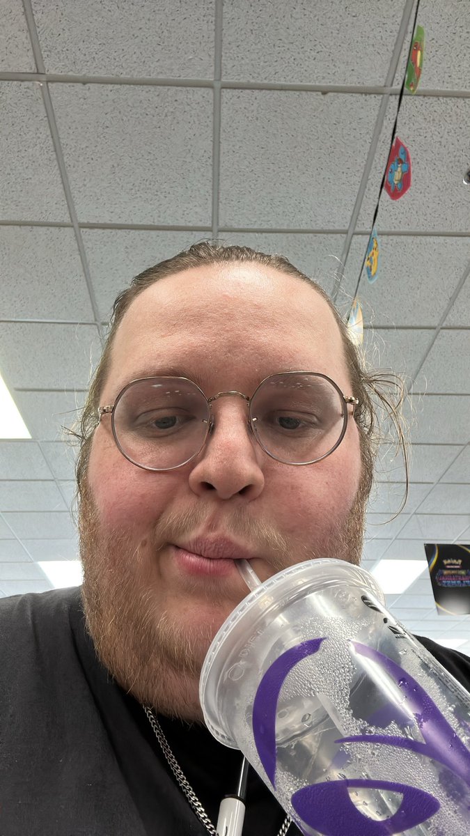 biswitchgremlin's tweet photo. @butterflywteeth I’m on my lunch break how is everyone https://t.co/ngqR8ATO5I