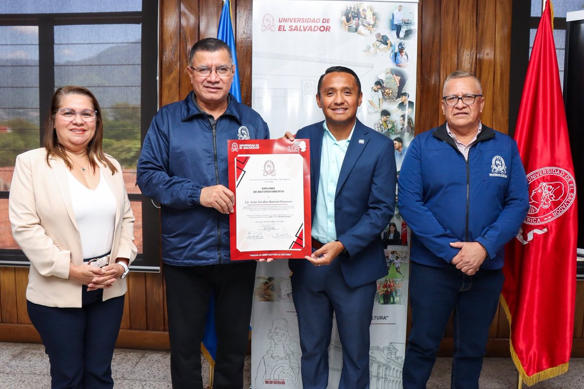UESoficial's tweet photo. ⚽ A través de nuestras autoridades, reconocimos a Iván Barton, graduado de nuestra Licenciatura en Ciencias Químicas y árbitro internacional salvadoreño, por su destacada trayectoria y a los logros que lo han convertido en un referente del arbitraje a nivel internacional. https://t.co/vIb3jp0f9w