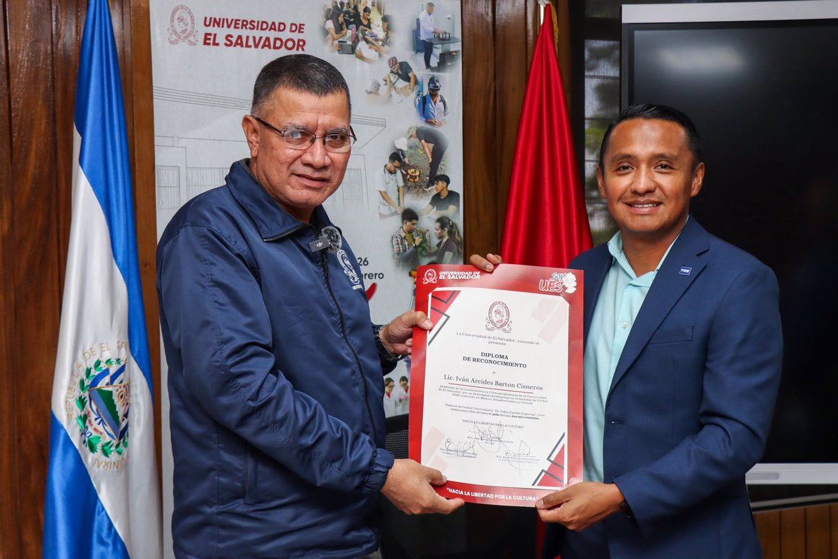 UESoficial's tweet photo. ⚽ A través de nuestras autoridades, reconocimos a Iván Barton, graduado de nuestra Licenciatura en Ciencias Químicas y árbitro internacional salvadoreño, por su destacada trayectoria y a los logros que lo han convertido en un referente del arbitraje a nivel internacional. https://t.co/vIb3jp0f9w