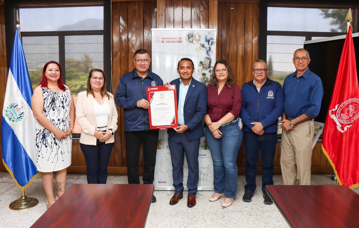 UESoficial's tweet photo. ⚽ A través de nuestras autoridades, reconocimos a Iván Barton, graduado de nuestra Licenciatura en Ciencias Químicas y árbitro internacional salvadoreño, por su destacada trayectoria y a los logros que lo han convertido en un referente del arbitraje a nivel internacional. https://t.co/vIb3jp0f9w
