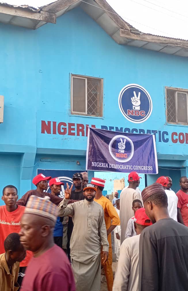 NDCVANGUARDHQ's tweet photo. The Truth ABOUT DC Lagos poll and the Fight looming. 

1. Naheem Won Funsho is trying to take it by all means

2. Rotimi Won Eti Osa FEDERAL REP Attah And Ekong are fighting dirty over it. 

3. Okey Joe Lost Oshodi Constituency 2 to Uchechukwu but Okey was declared winner

4. Ife Salako Won Alimosho but One John Ughulu with 6 votes is trying to steal it. 

HSD
PETER 
KWANKWASO 

3 of them cannot be deciding primarily election winners in the whole country. It will b chaos at the end. 

Time for restraint is now. 

Let the mandate of the people stands.