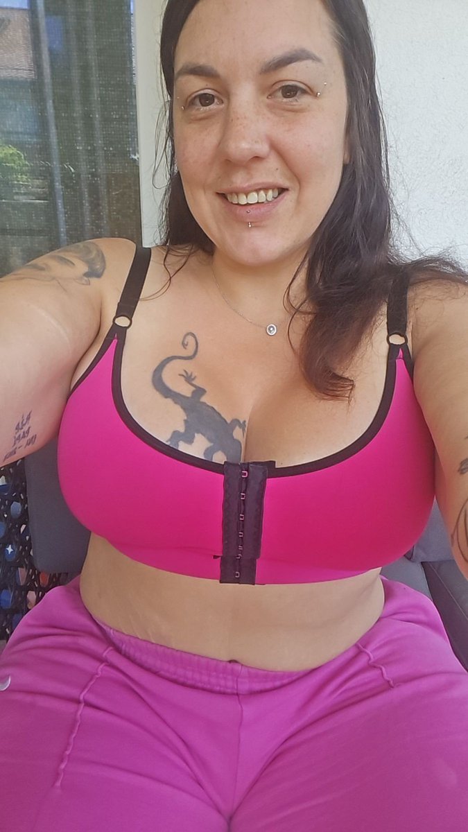 Jennifer827268's tweet photo. I'm i too chubby? https://t.co/jcBi39PeAc