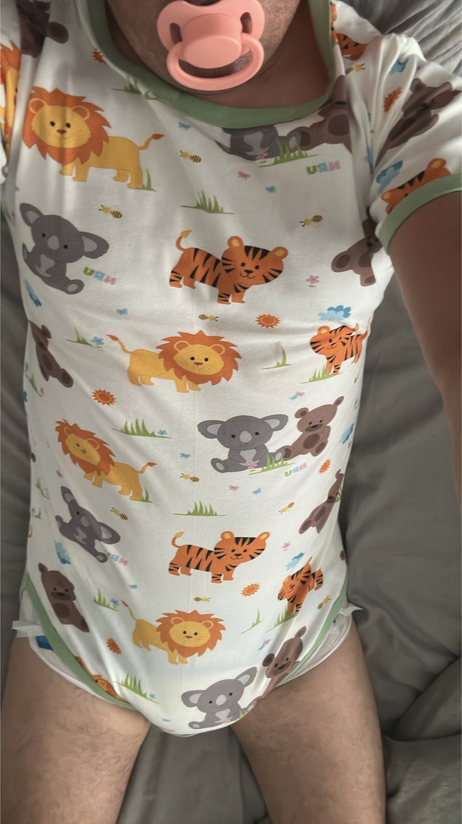 ScottishNappy's tweet photo. 🍼 Soft, padded & completely owned by his two Daddies 🍼

Hi I am @ScottishNappy Lad  — the little Scottish ABDL nappy boy. Thick nappies  my baby print onesies. Dummy locked between my lips…
“I ❤️ Daddy” written right across my chest. But I don’t just have one Daddy. I have two.
🧸@MasterJord02 & 🧸@AlphaLad95 

Two big, strong, protective Daddies who keep me so in my soft, squishy nappy, & thoroughly babied 
Whether it’s  getting changed, bottle-fed, or just left in my fresh thick nappy. I  belong to them completely.
Look at those footie pajamas, all dressed up just for his Daddy’s eyes.

This is pure, full-time ABDL bliss.
Tag which Daddy (or two) in the comments who you’d want taking care of you like this.

#ABDL #AdultBaby #NappyBoy #DiaperLover #ScottishNappyLad #TwoDaddies #DaddyAndLittle #PaddedLife #LittleSpace #ILoveDaddy