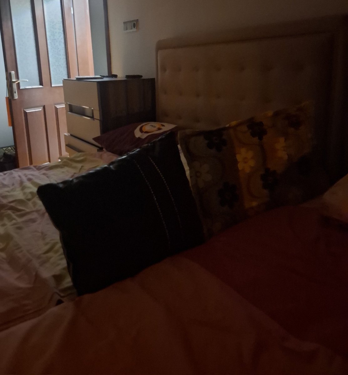 bapbapsubapbaap's tweet photo. kardeşimin (8) dün birlikte uyuyalım diye yatakları birleştirip küsünce  ayıramadığı için bulduğu çözüm https://t.co/OlWVrEpJIL