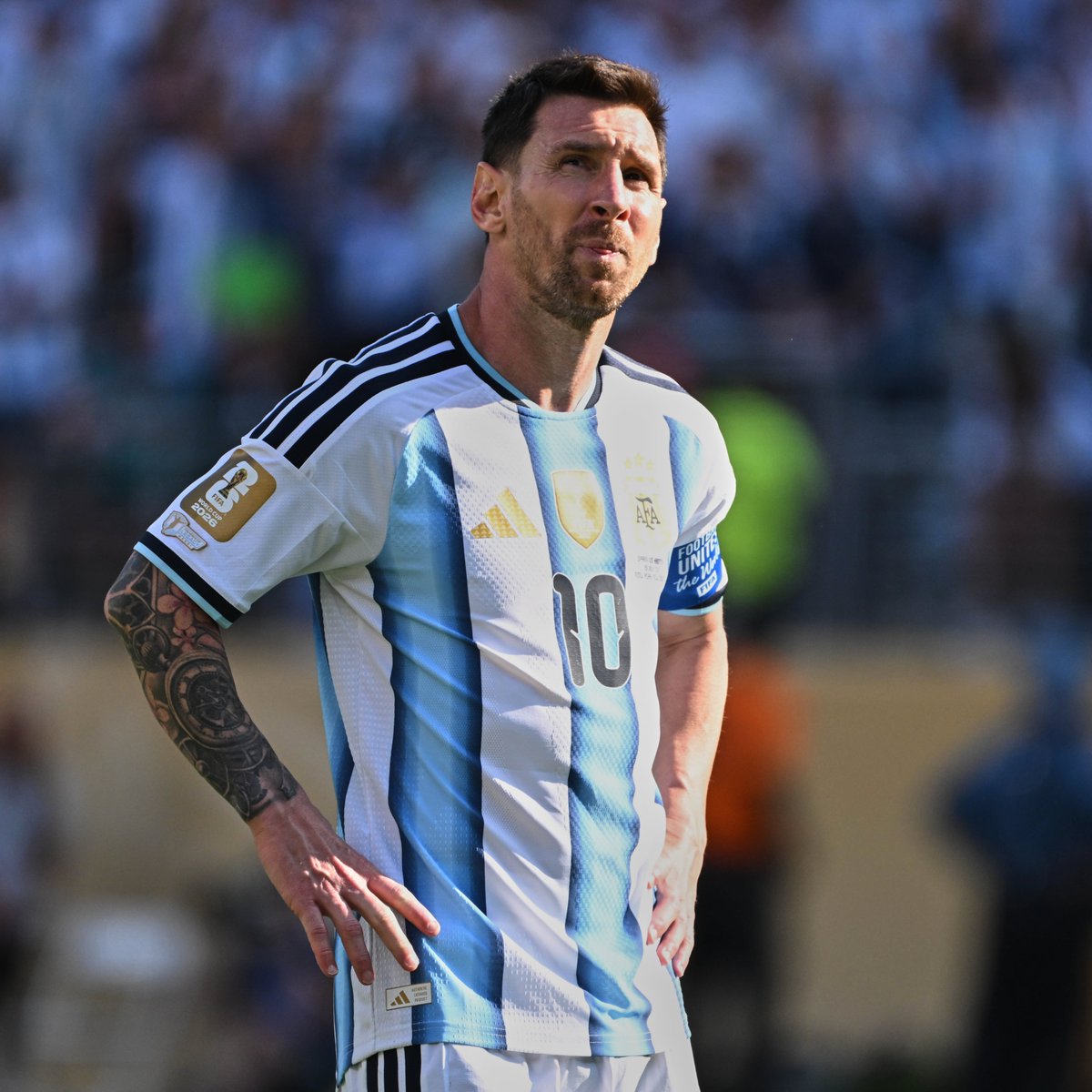 _BeFootball's tweet photo. 🚨🚨 INCROYABLE : LIONEL MESSI 🇦🇷 AURAIT DES ORIGINES BRÉSILIENNES !!! 😳🇧🇷

Un chercheur italien a découvert que l'arrière-grand-père maternel de la Pulga est né dans l'État de São Paulo (à Ribeirão Preto) en 1904.

La famille a émigré d'Italie au Brésil en 1899. Sur place, leur nom « Coccettini » a été mal orthographié par l'administration et est devenu... « Cuccittini » (le 2e nom de famille de Messi).

La famille a finalement quitté le Brésil pour s'installer à Rosario (Argentine) un an plus tard, en 1905.

(@geglobo)