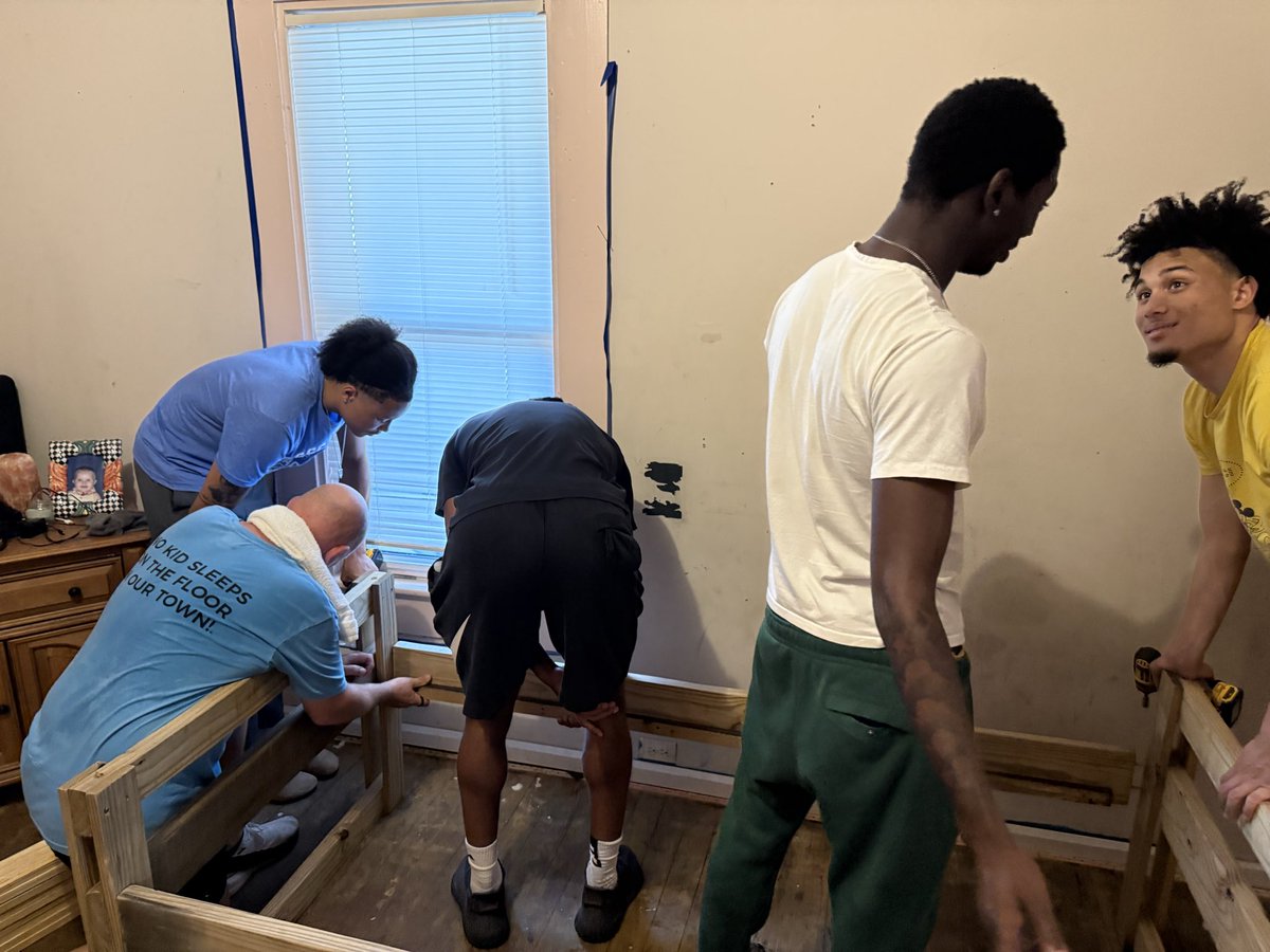 CoachBaldwinWC's tweet photo. SGSC Hawks MBB Community Service Project 
Sleep In Heavenly Peace 
Waycross, GA 
Trying to get every kid his/her own bed to sleep in! 
#hawkseverywhere https://t.co/klezsIdE1z