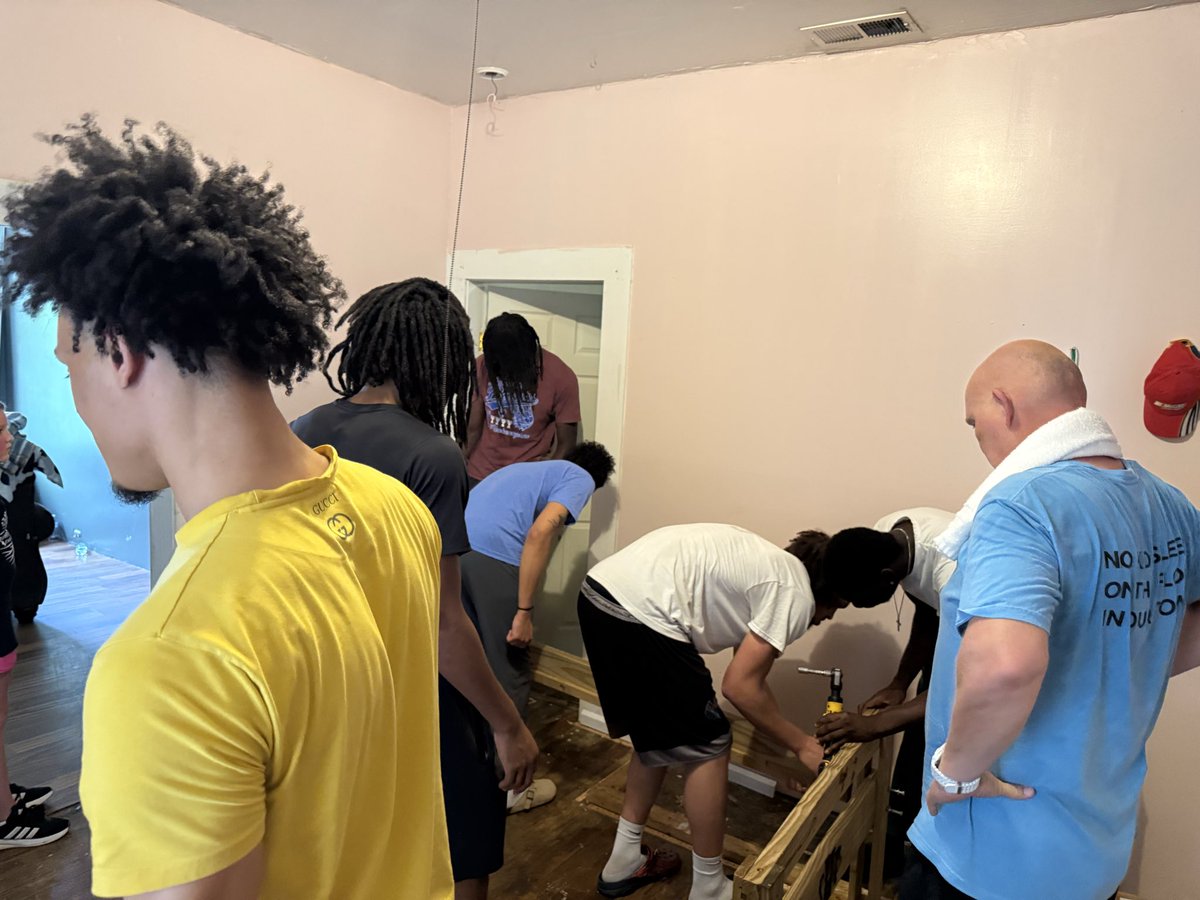 CoachBaldwinWC's tweet photo. SGSC Hawks MBB Community Service Project 
Sleep In Heavenly Peace 
Waycross, GA 
Trying to get every kid his/her own bed to sleep in! 
#hawkseverywhere https://t.co/klezsIdE1z